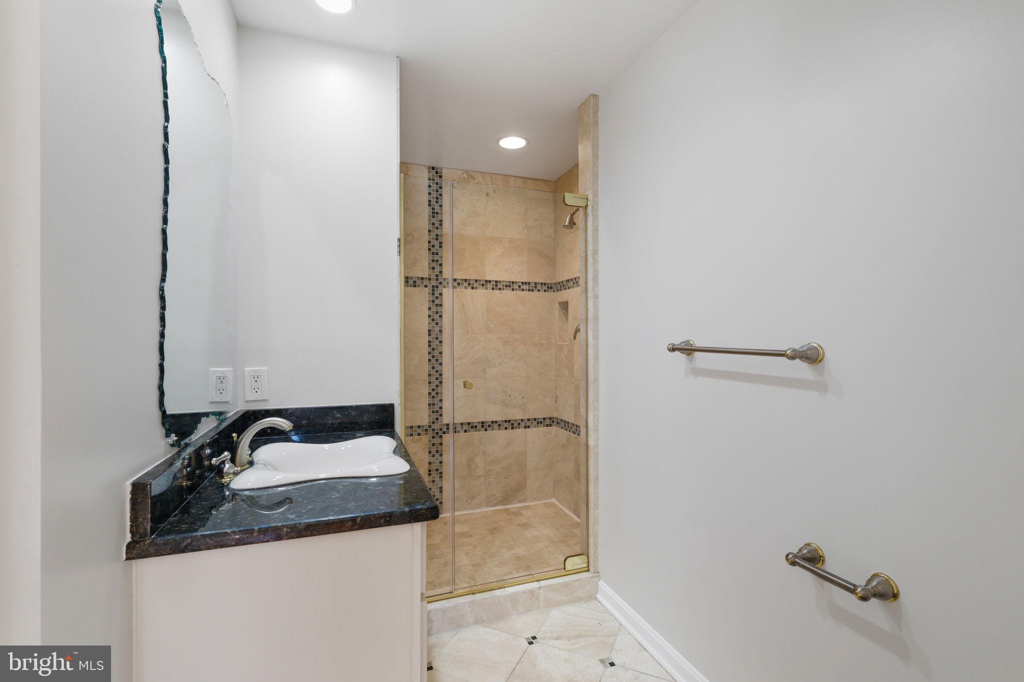 5 Canfield Court Potomac, MD 20854 - Photo 20 of 43 Full Bath - Main Level