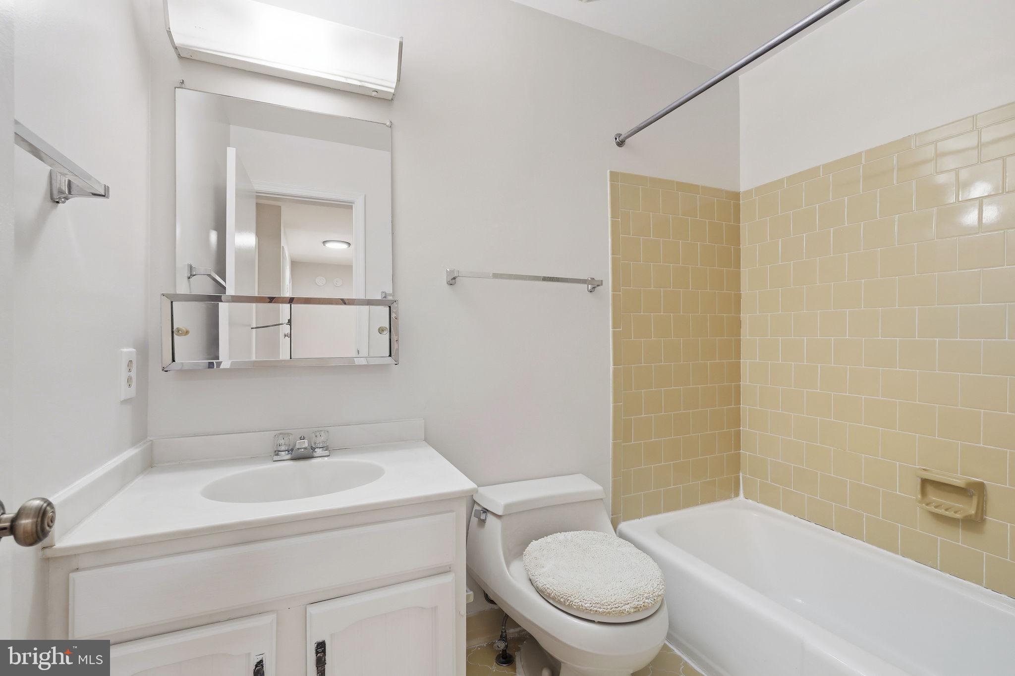 5 Canfield Court Potomac, MD 20854 - Photo 28 of 43 Full Hall Bath