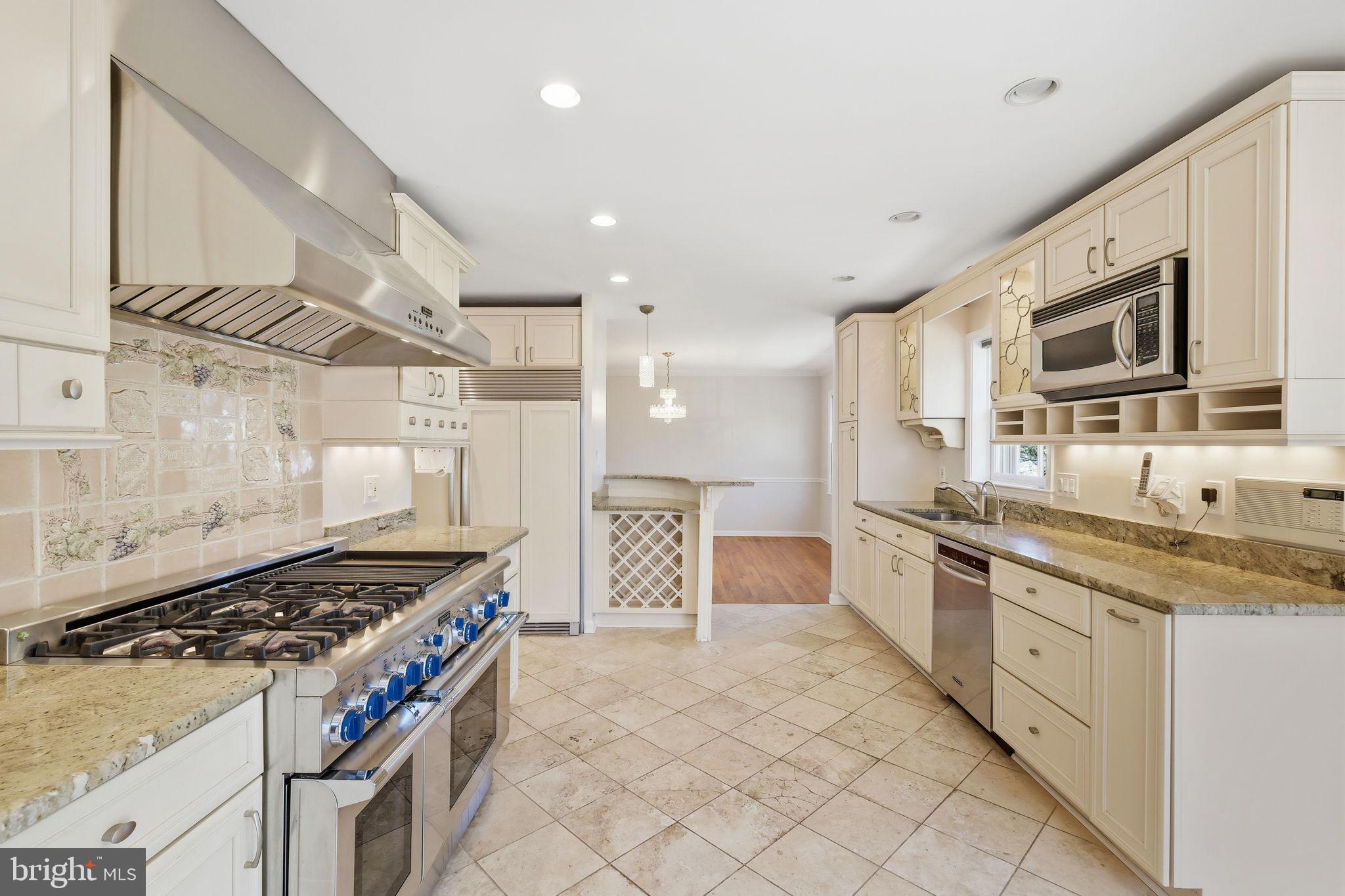 5 Canfield Court Potomac, MD 20854 - Photo 10 of 43 Gourmet Kitchen