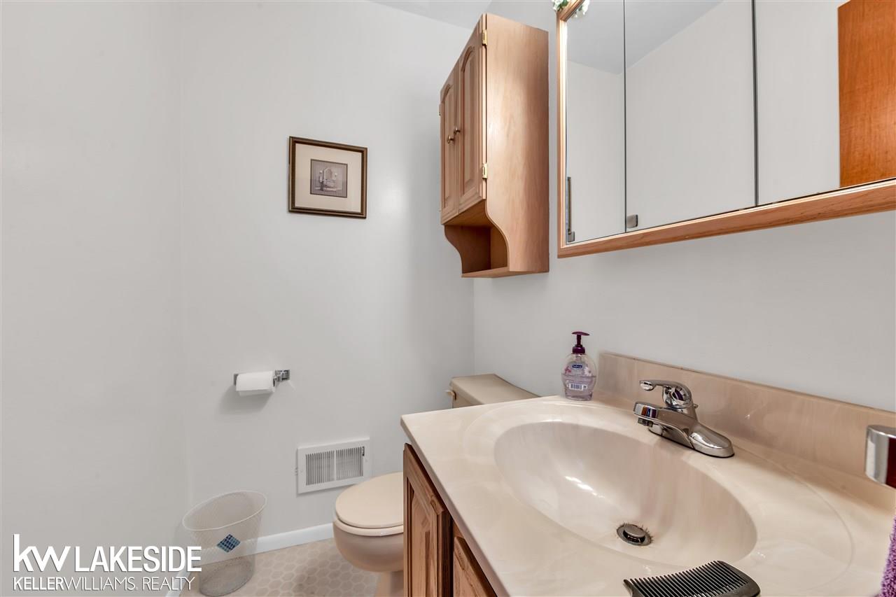303 Riverside Drive Clinton Township, MI 48036 - Photo 18 of 26 50081845-17.JPG