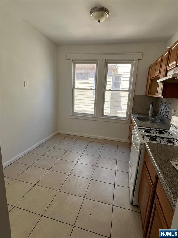 281 Renner Avenue, Unit 279 Newark, NJ 07112 - Photo 11 of 12 an empty room with windows