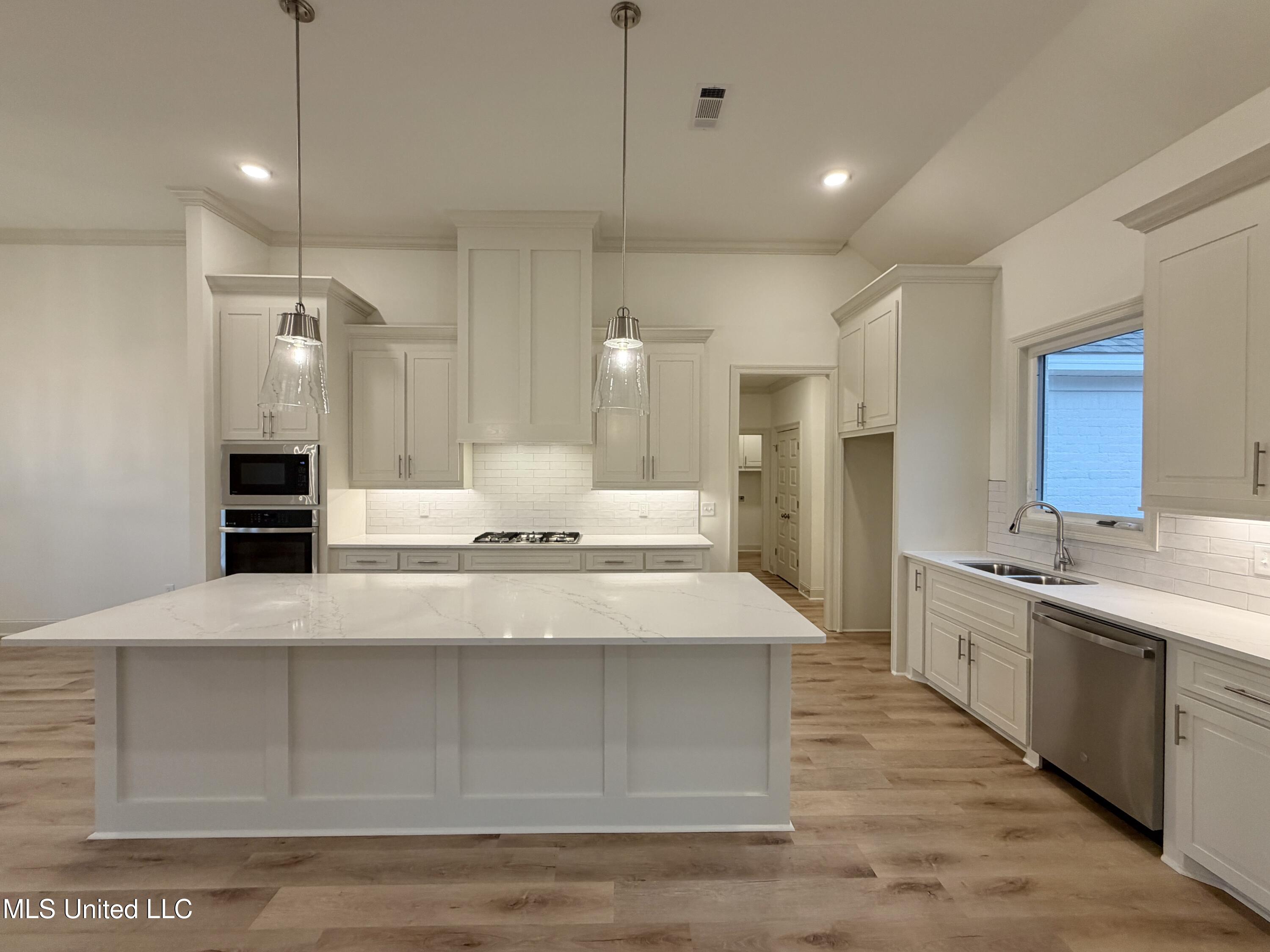 933 Mullican Road Florence, MS 39073 - Photo 8 of 34 IMG_3782(3)