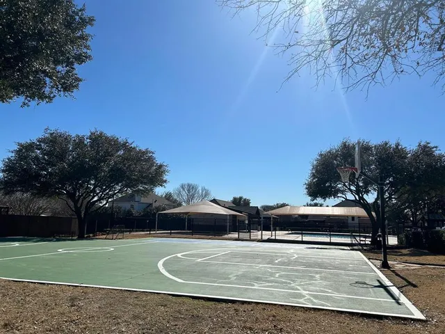 a view of a yard with a house