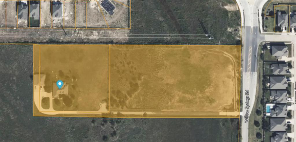 11621 Willow Springs Road Fort Worth, TX 76052 - Photo 33 of 35 a view of a bathroom with a tub and shower