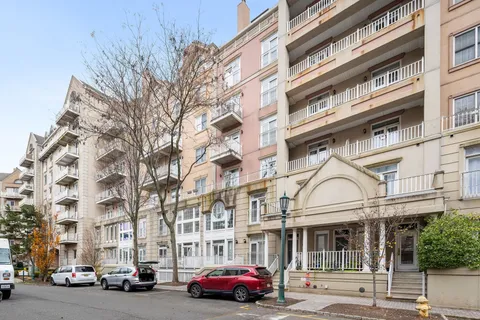 $900,000 | 208 Shearwater Court West, Unit 15, Jersey City, NJ 07305