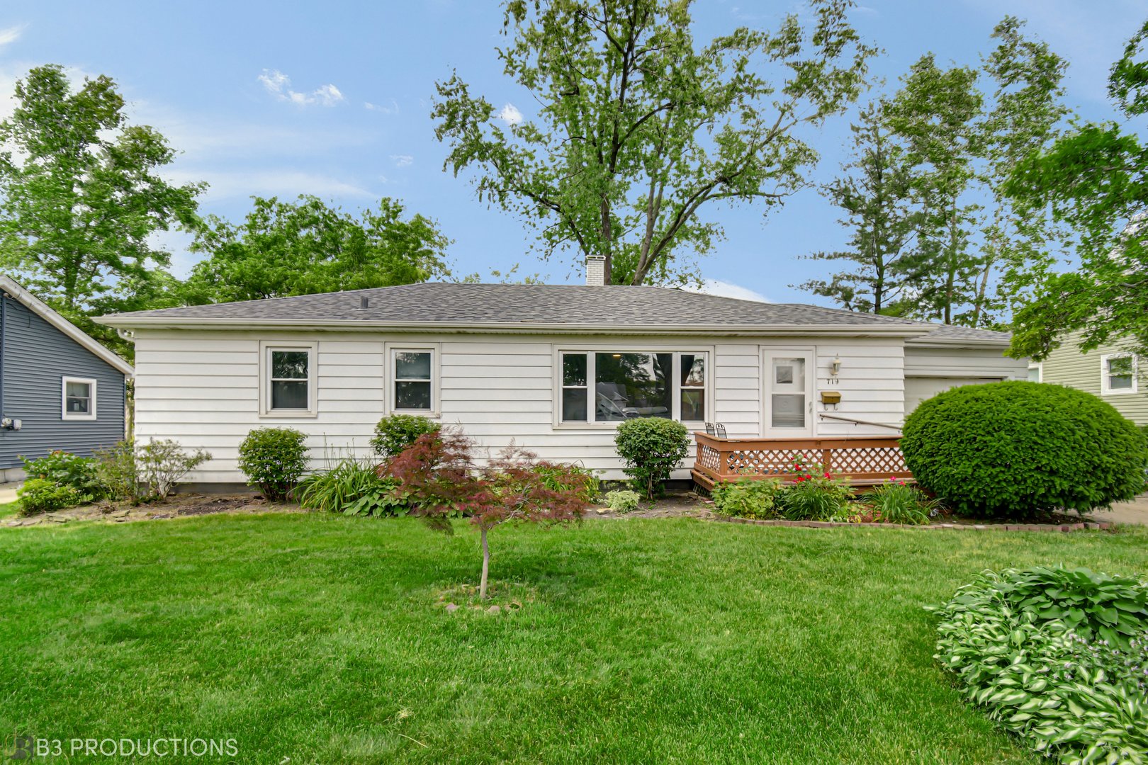 a view of a house with a backyard