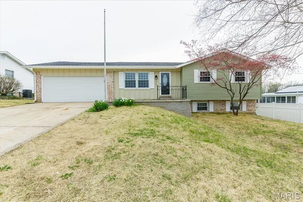 $365,000 | 908 Crescent Drive, St. Charles, MO 63301