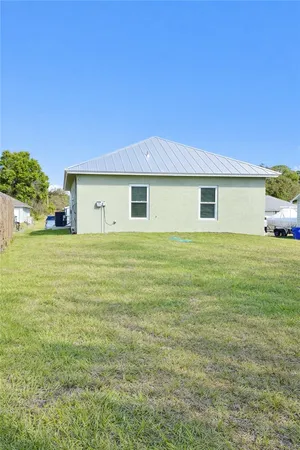 a view of a house with yard and garage