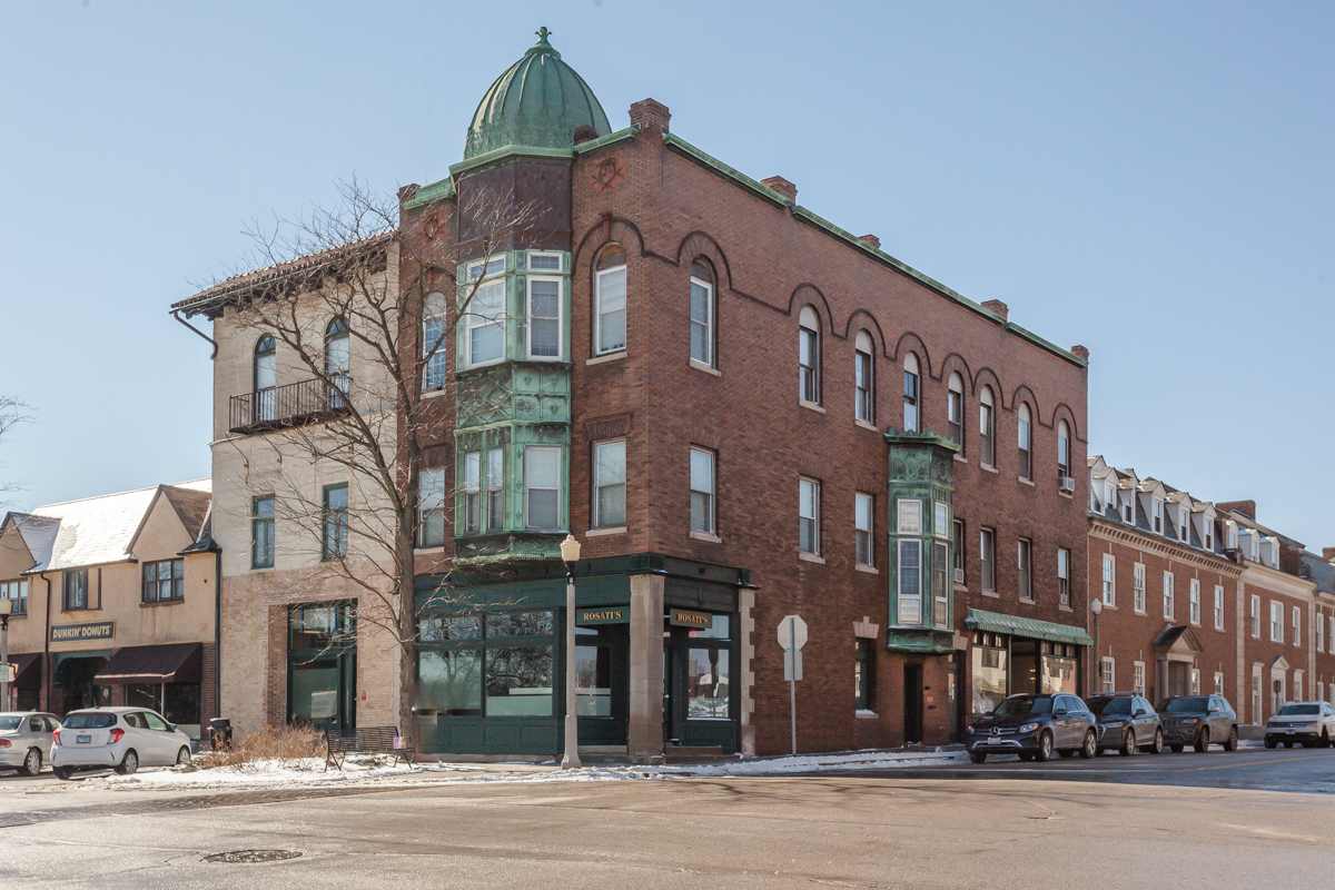 293 East Deerpath Road, Unit 22 Lake Forest, IL 60045 - Photo 1 of 13 a front view of a building