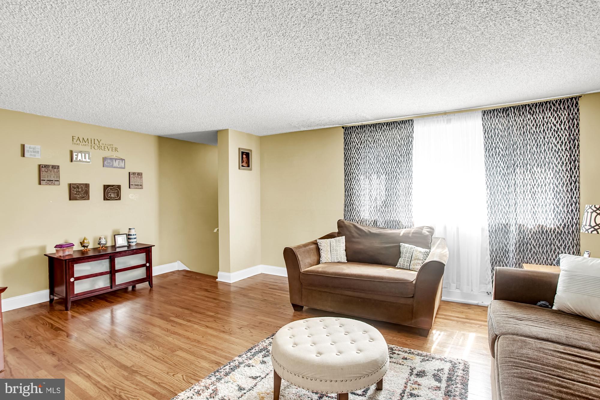 11700 Telfair Road Philadelphia, PA 19154 - Photo 3 of 27 Living Room
