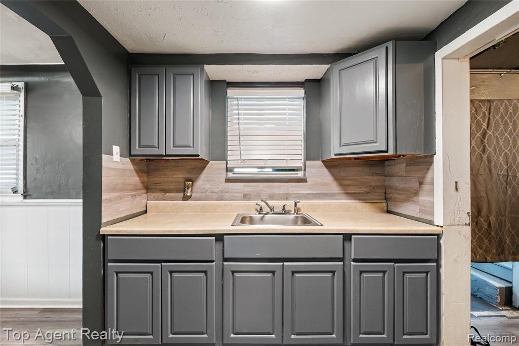 22085 Rausch Avenue Eastpointe, MI 48021 - Photo 12 of 39