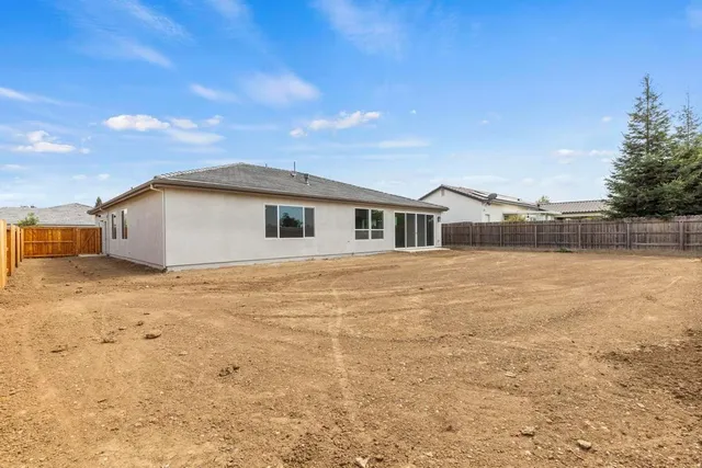 a house view with backyard space