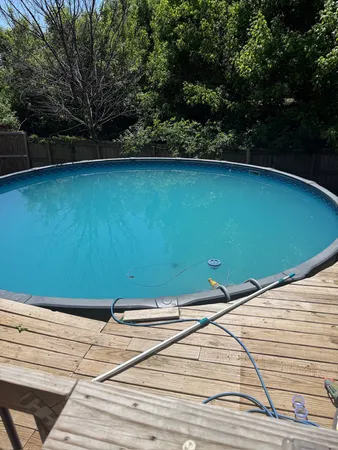 a view of a backyard