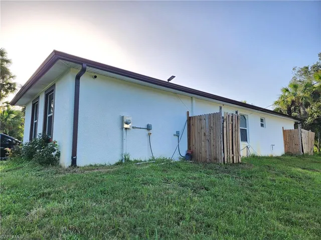 a view of a house with a backyard