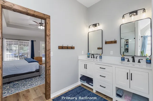 a en suite bathroom with a double vanity sink and mirror