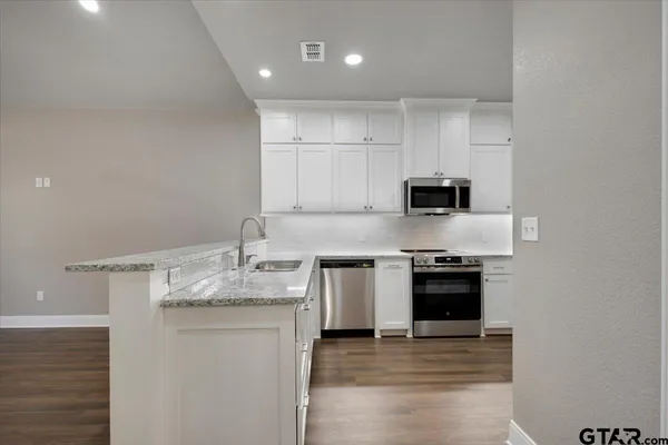 $1,375 | 304 East Cottonwood Street, Overton, TX 75684