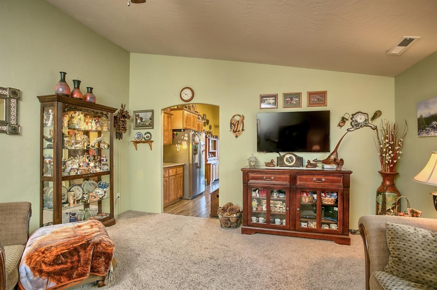 569 Barton Road Eagle Point, OR 97524 - Photo 6 of 23 Going into kitchen area.