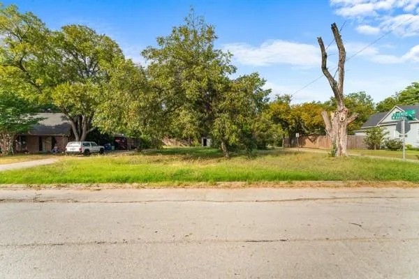 a view of house with a yard