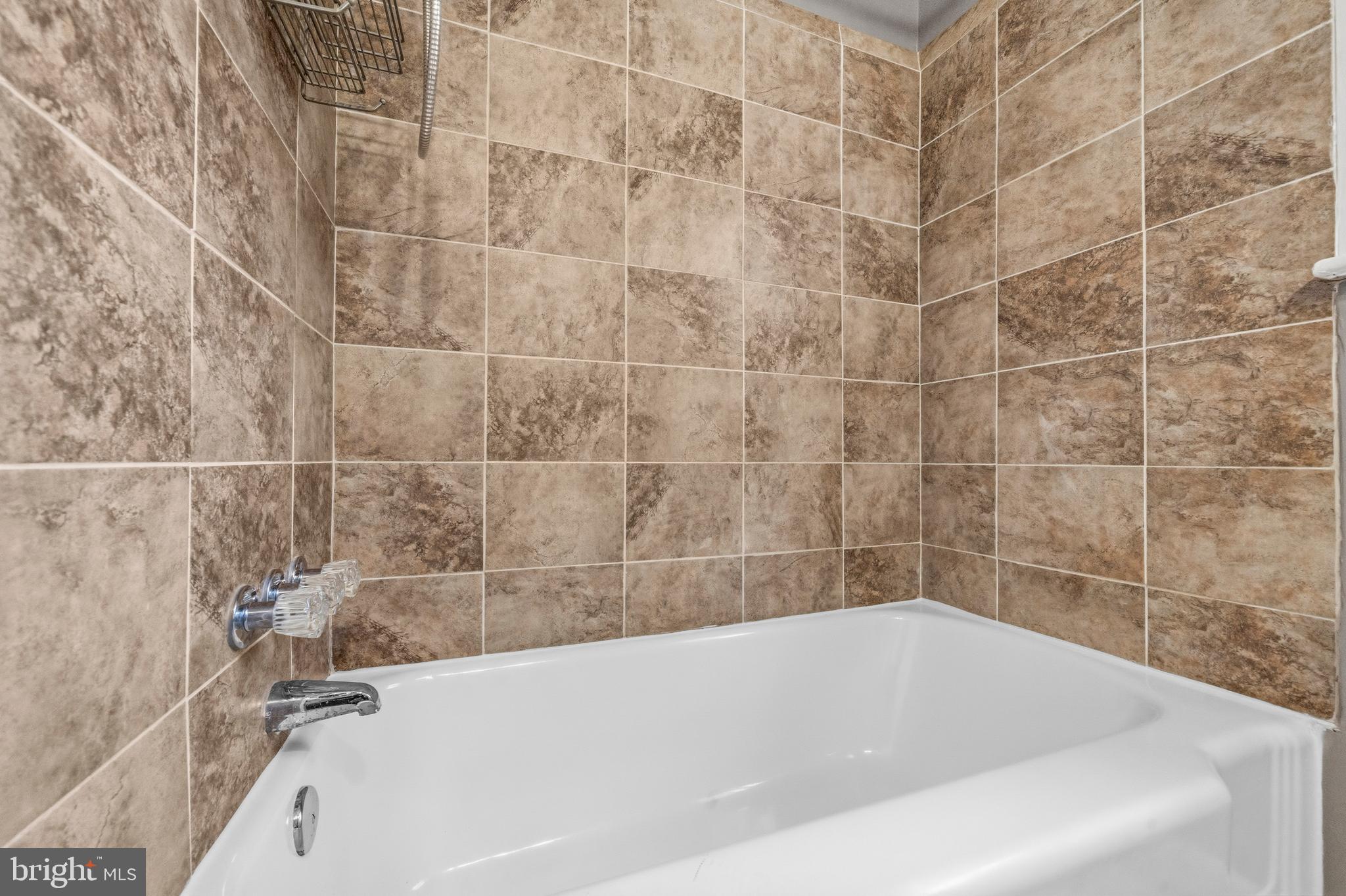 520 49th Street Northeast Washington, DC 20019 - Photo 22 of 38 a bathroom with a bathtub