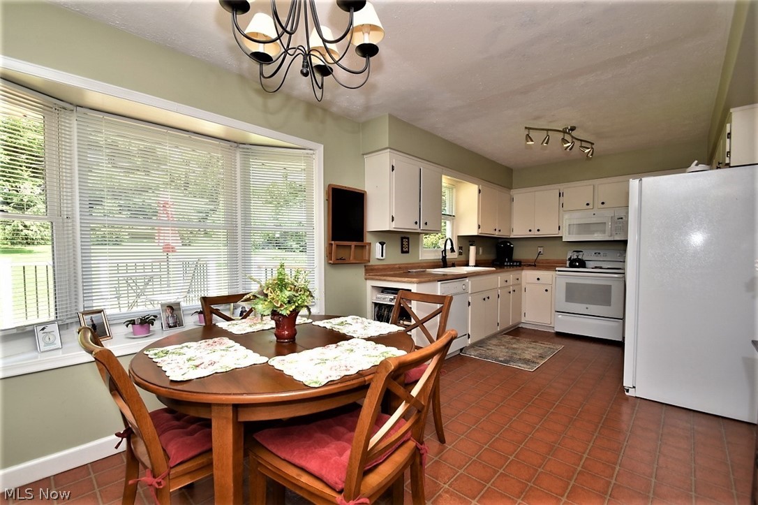 8490 Rockspring Drive Bainbridge, OH 44023 - Photo 4 of 23