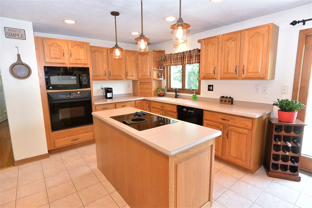 124 Chace Hill Road Lancaster, MA 01523 - Photo 3 of 20