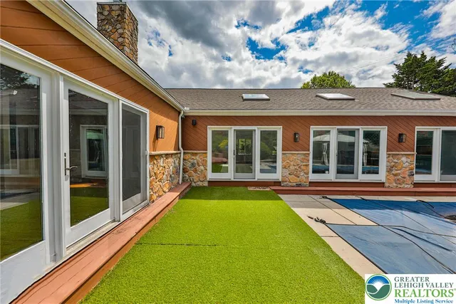 $699,000 | 1015 Honeysuckle Road, Walnutport, PA 18088