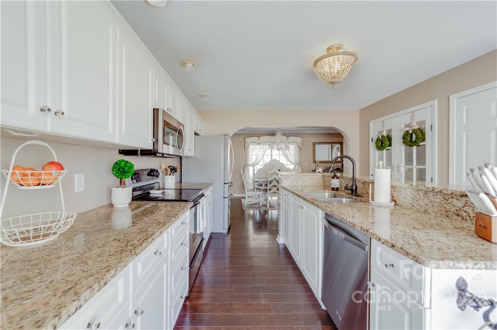 329 Quinn Road Clover, SC 29710 - Photo 5 of 35 Gallery Image 5