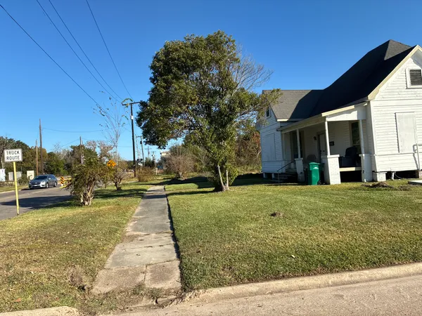 a view of a backyard of the house