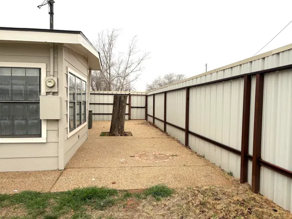 $172,500 | 802 South Lons Street, Brownfield, TX 79316