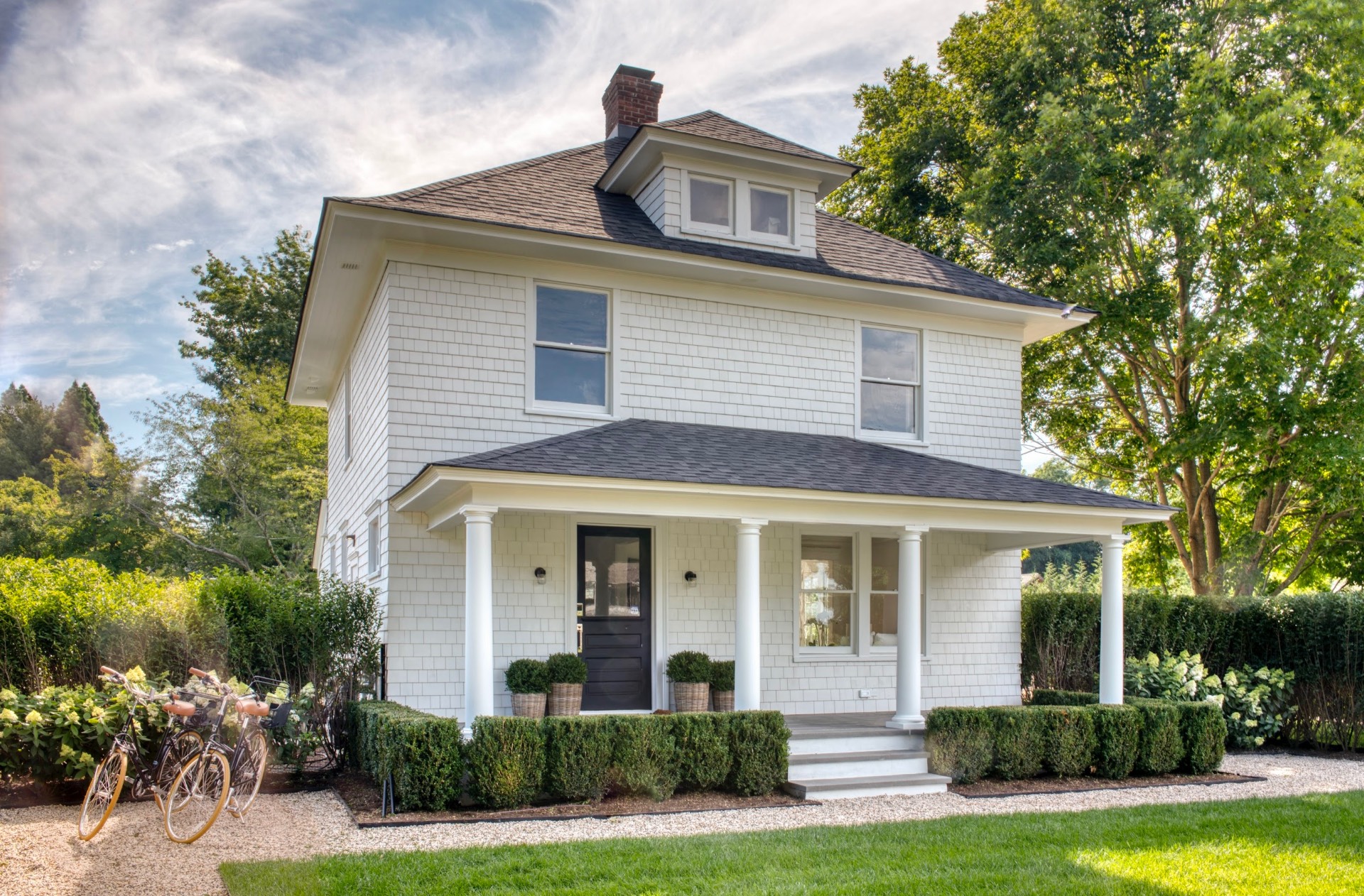 67 Norris Lane Bridgehampton, NY 11937 - Photo 4 of 32 front view of a house and a yard