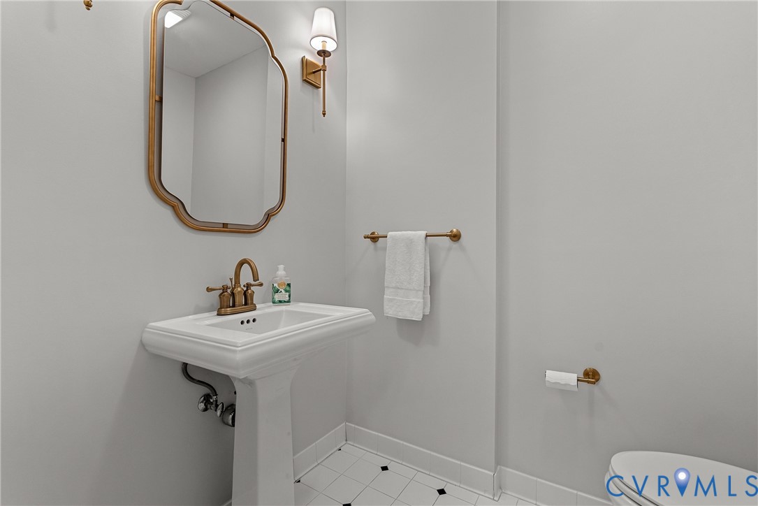 504 Seneca Road Richmond, VA 23226 - Photo 17 of 50 1st Floor Powder Room