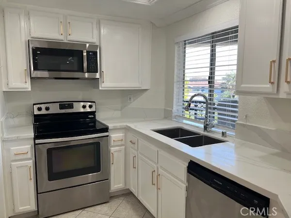 $3,850 | 320 Lake Street, Huntington Beach, CA 92648