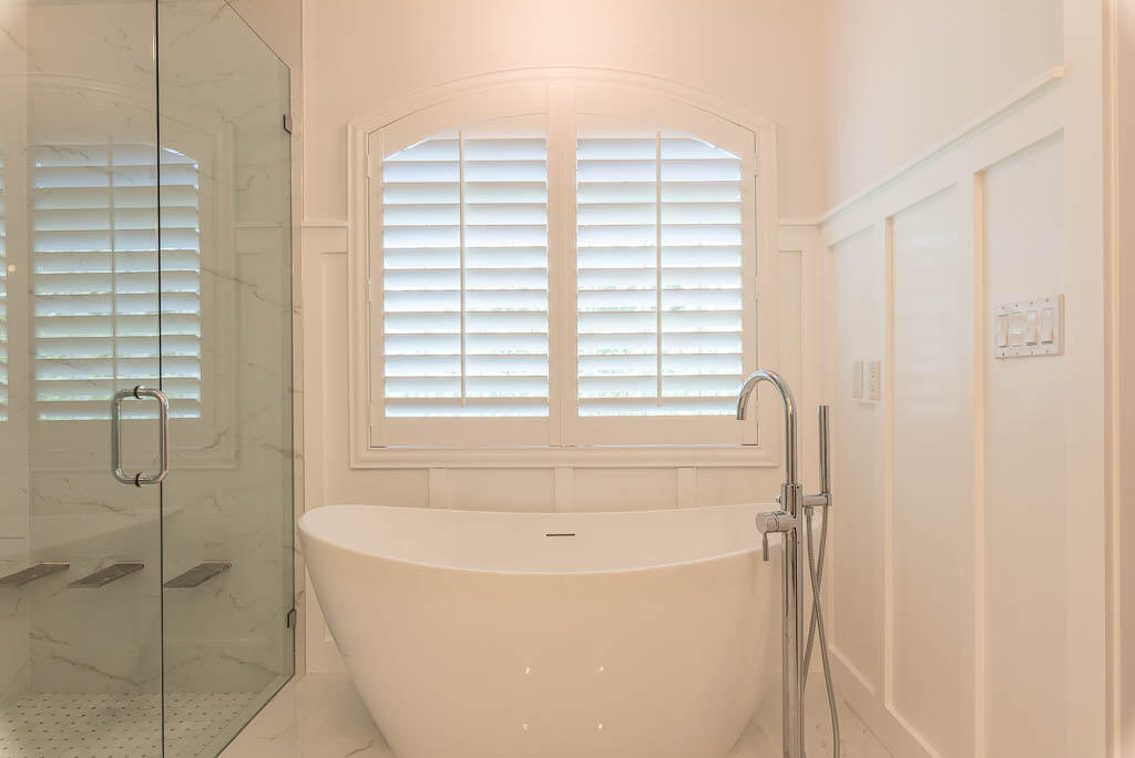 810 Southwest 3rd Street Boca Raton, FL 33486 - Photo 22 of 26 Primary Bathroom with Tub and Shower