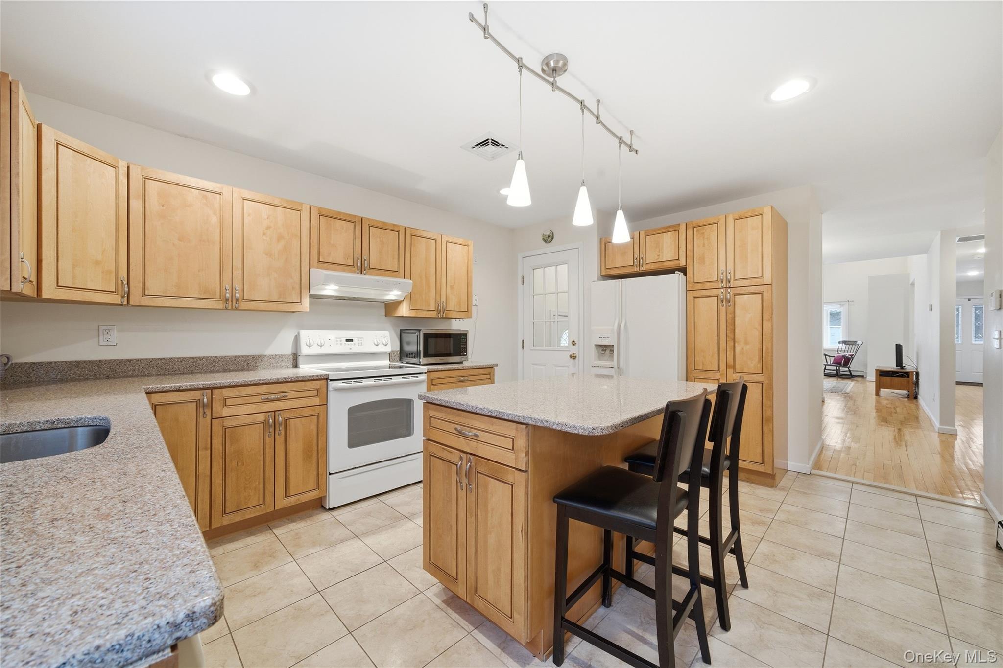 43 Ridgeway Boulevard Bay Shore, NY 11706 - Photo 11 of 36