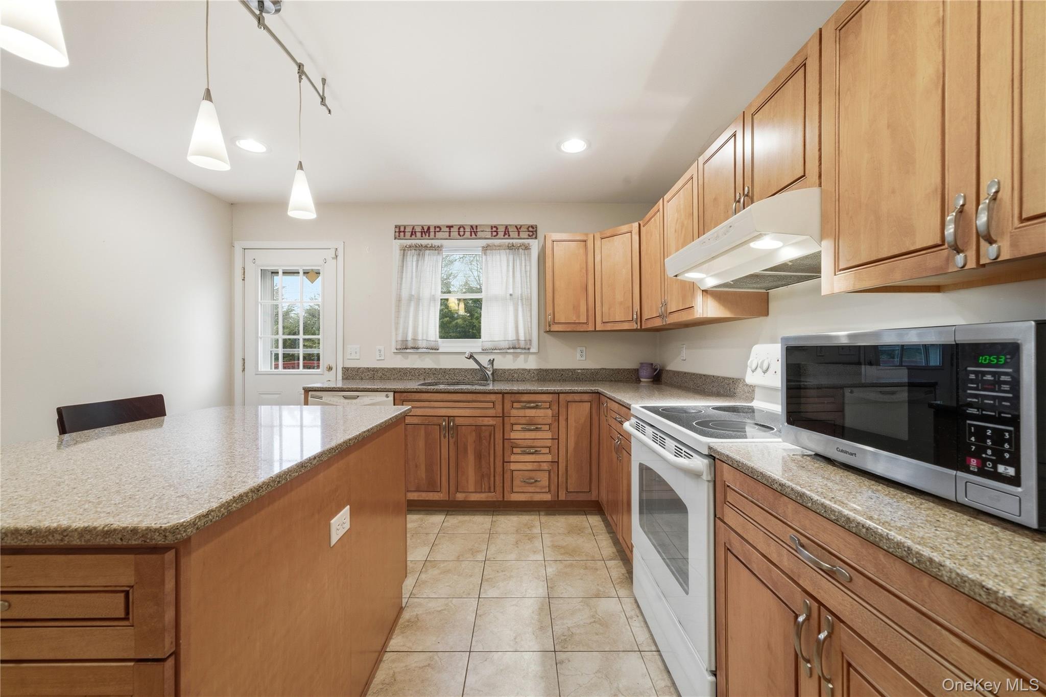 43 Ridgeway Boulevard Bay Shore, NY 11706 - Photo 12 of 36