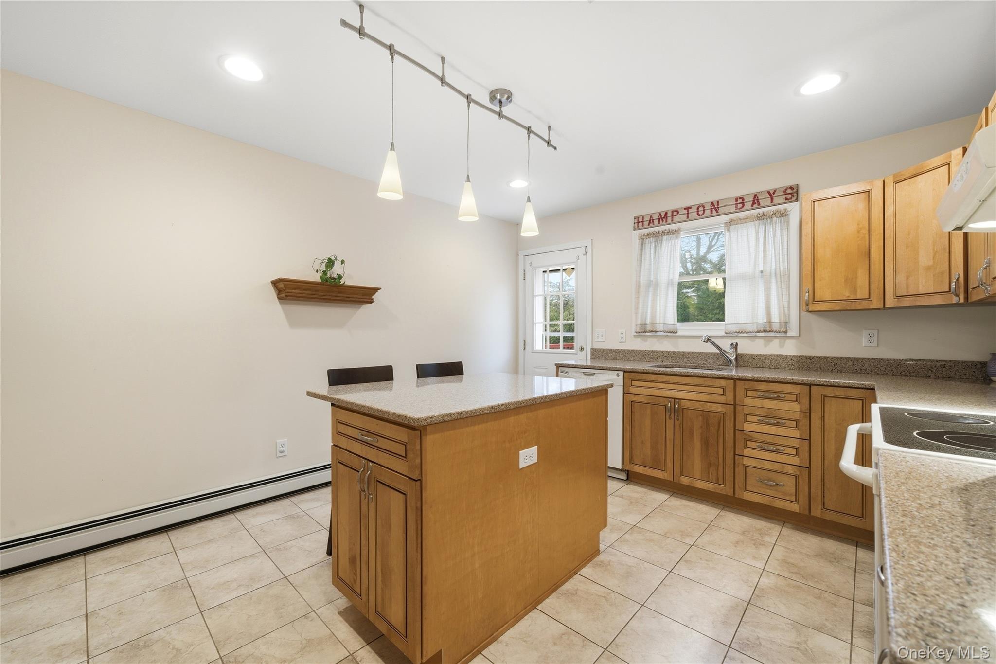 43 Ridgeway Boulevard Bay Shore, NY 11706 - Photo 13 of 36