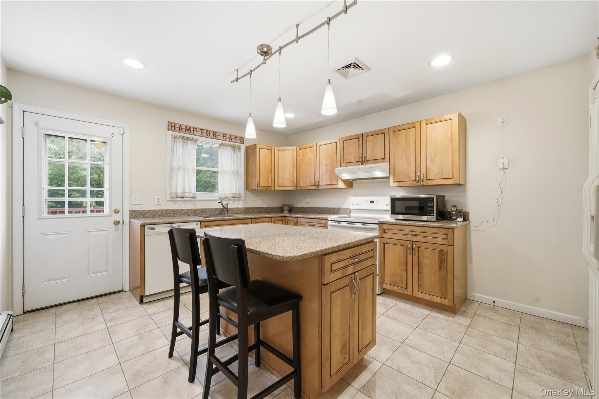 43 Ridgeway Boulevard Bay Shore, NY 11706 - Photo 14 of 36