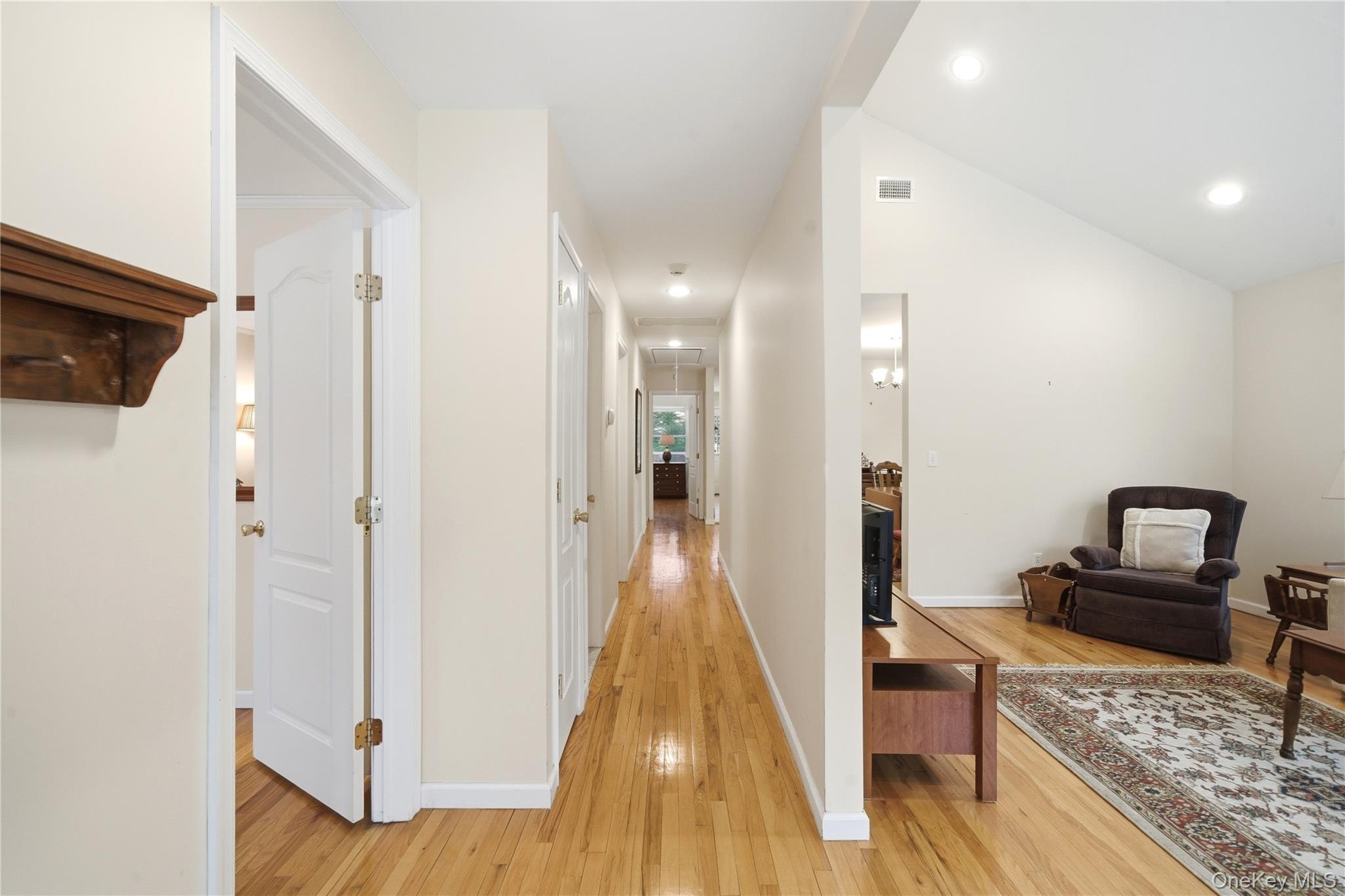 43 Ridgeway Boulevard Bay Shore, NY 11706 - Photo 16 of 36