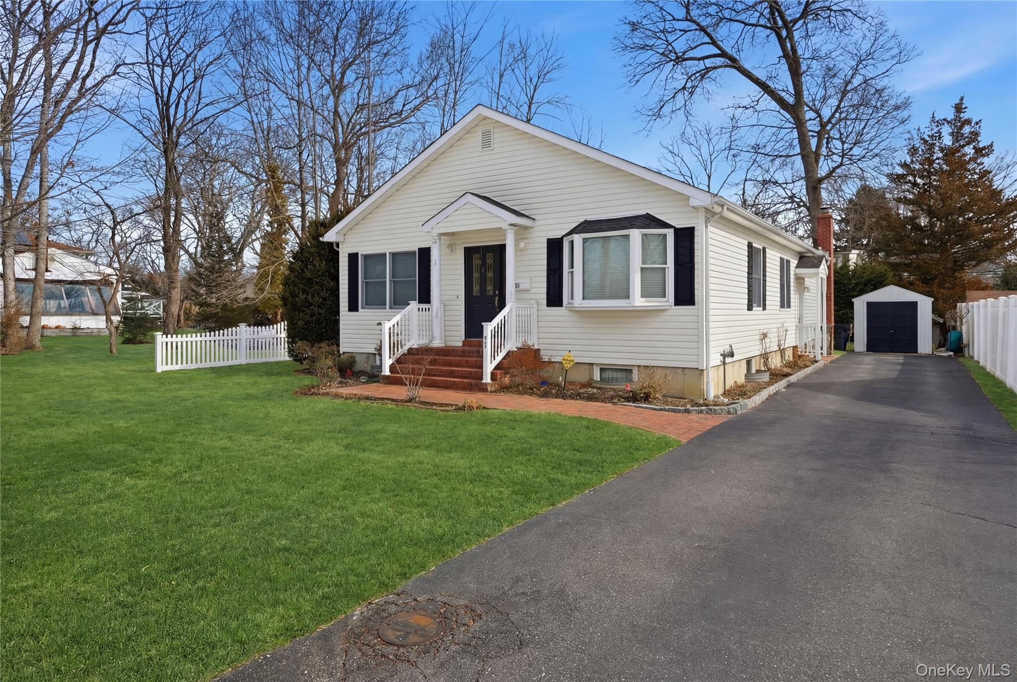 43 Ridgeway Boulevard Bay Shore, NY 11706 - Photo 2 of 36