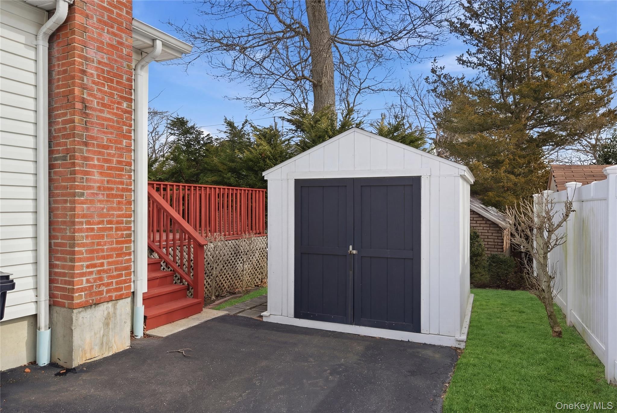 43 Ridgeway Boulevard Bay Shore, NY 11706 - Photo 26 of 36