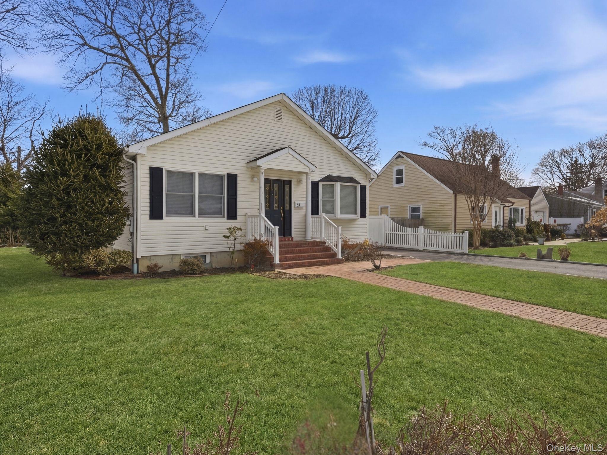 43 Ridgeway Boulevard Bay Shore, NY 11706 - Photo 3 of 36