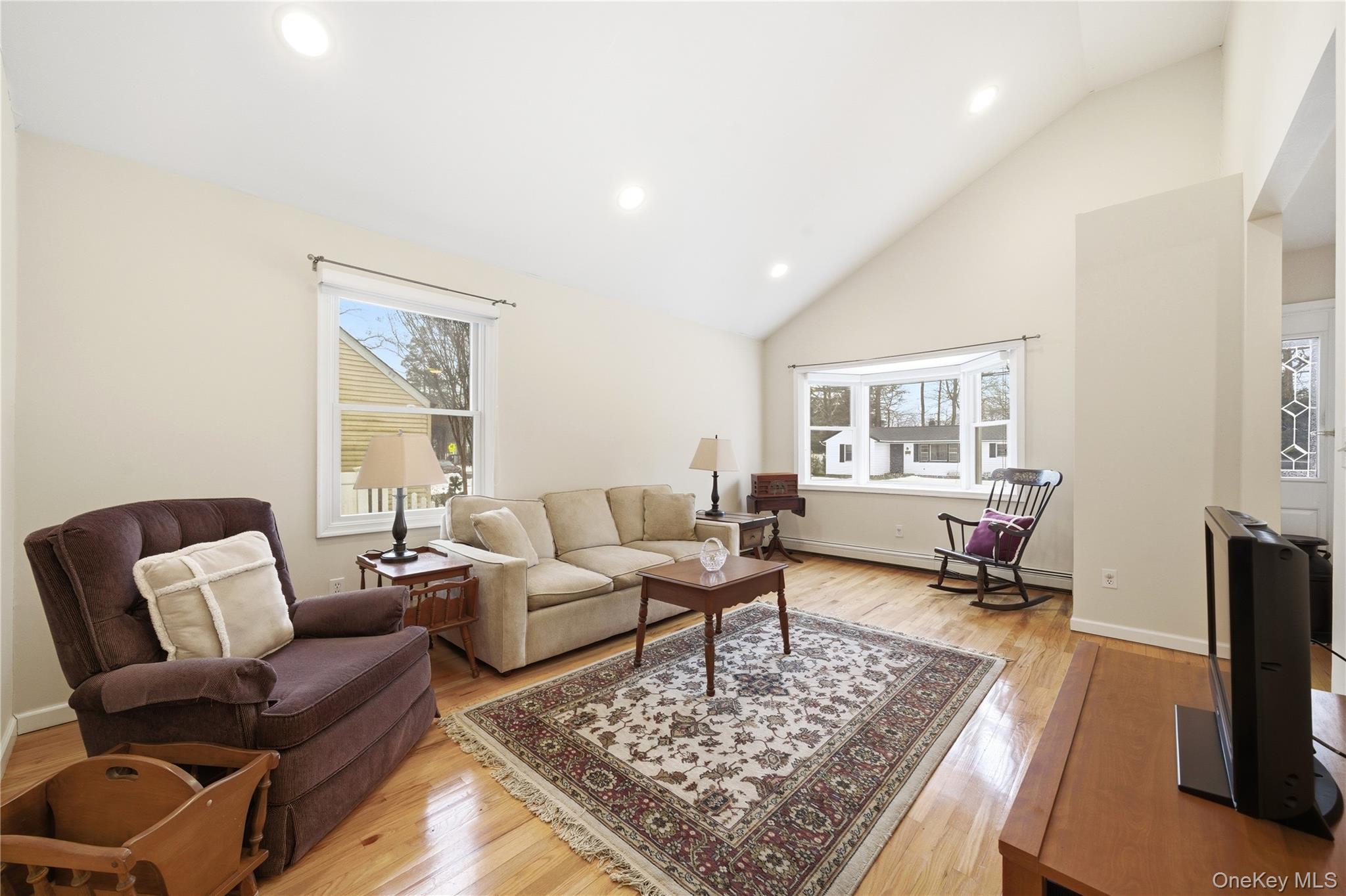 43 Ridgeway Boulevard Bay Shore, NY 11706 - Photo 5 of 36