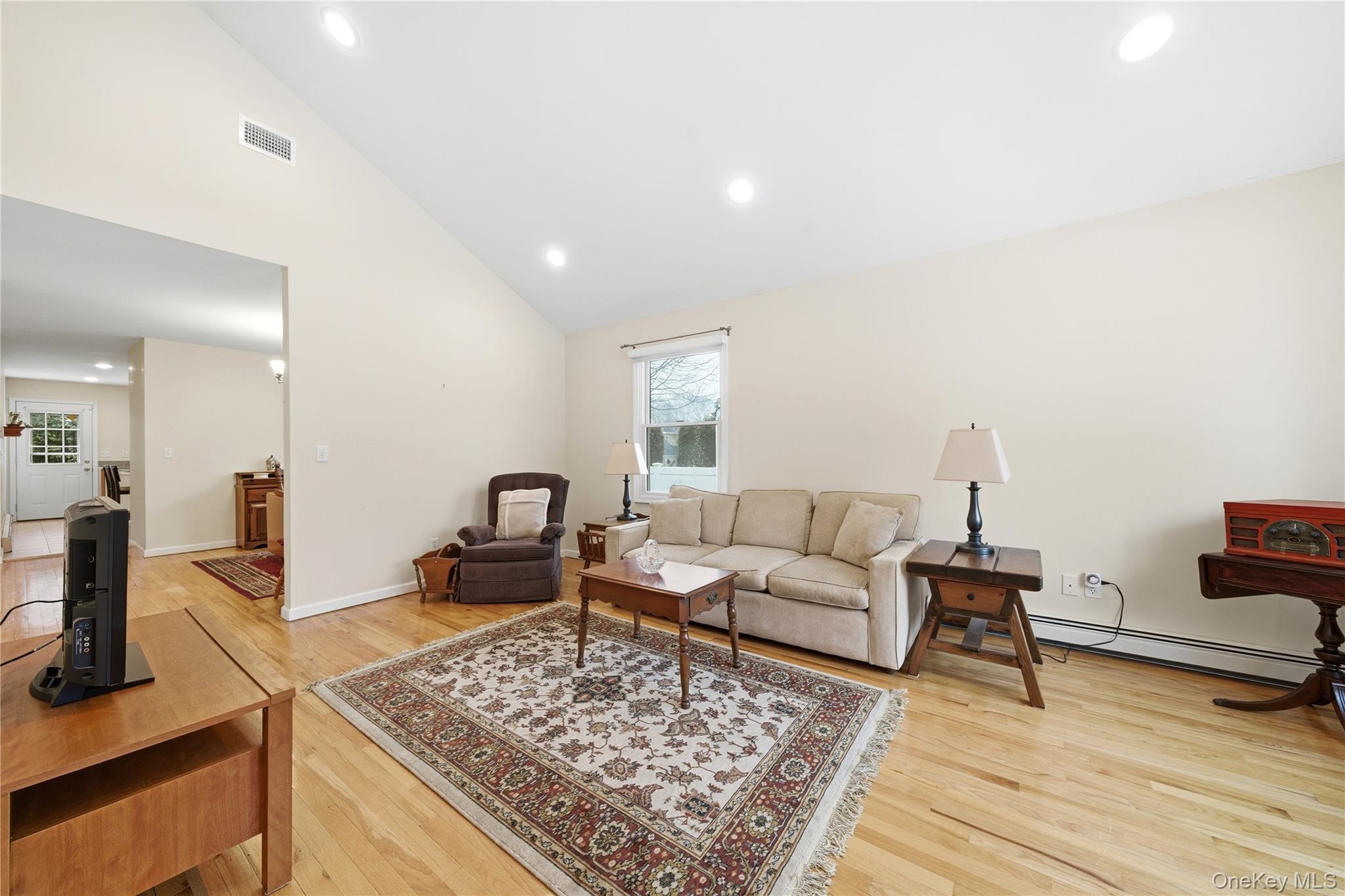 43 Ridgeway Boulevard Bay Shore, NY 11706 - Photo 6 of 36