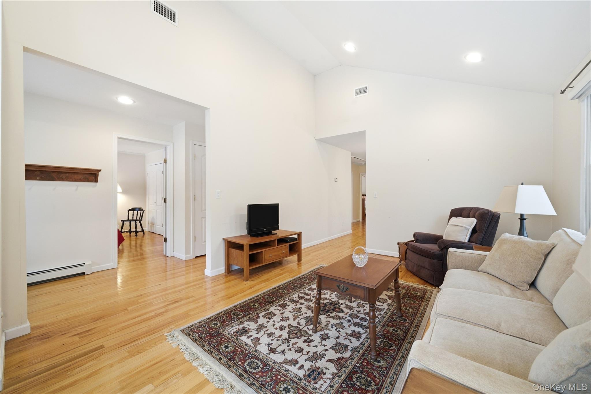 43 Ridgeway Boulevard Bay Shore, NY 11706 - Photo 7 of 36