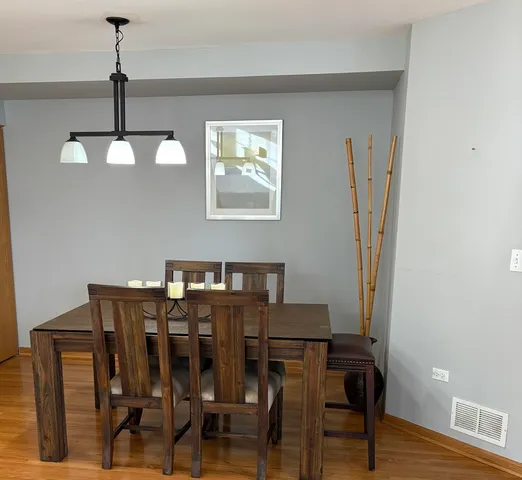 $275,000 | 5536 Foxwoods Drive, Oak Lawn, IL 60453