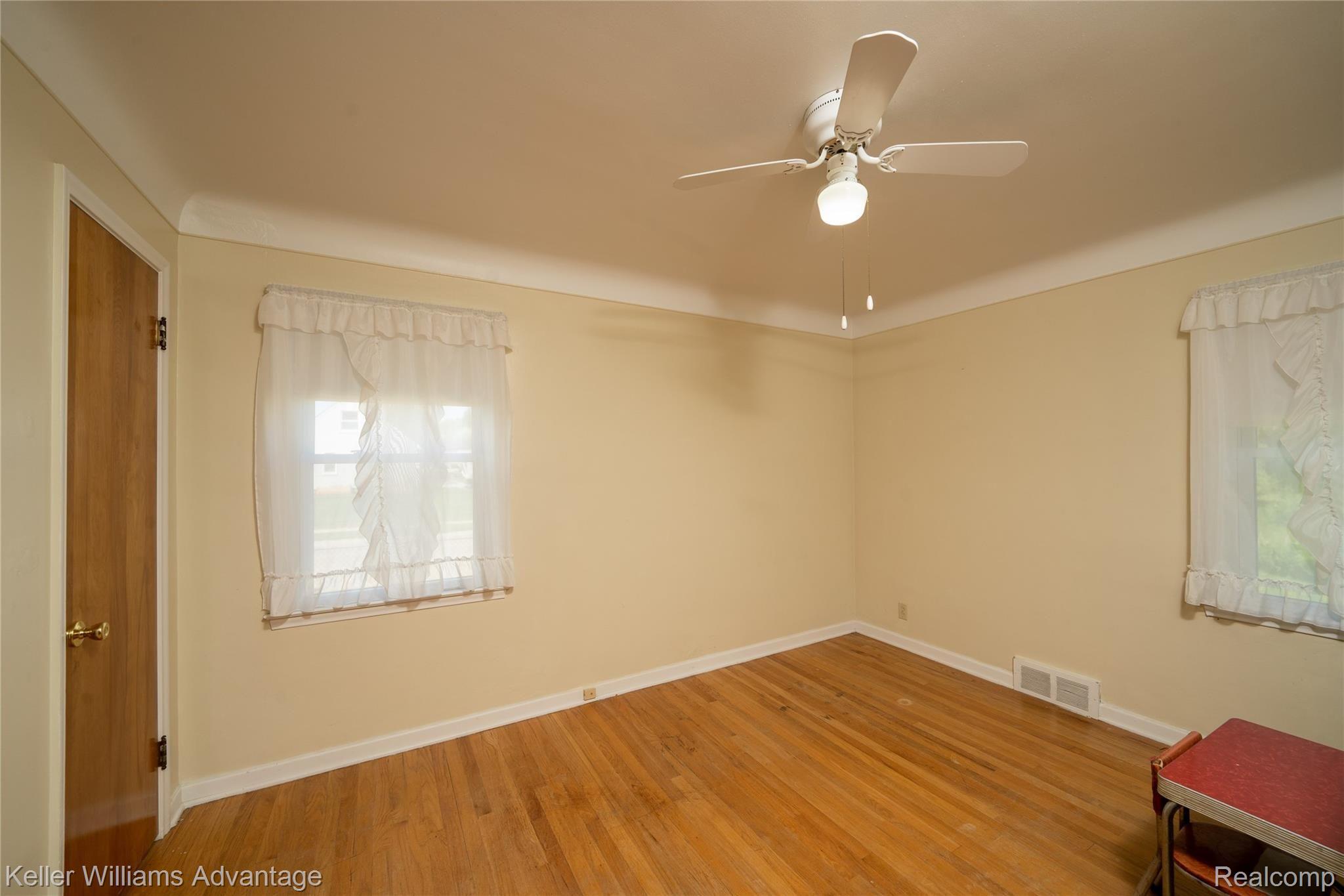8407 Stephens Road Center Line, MI 48015 - Photo 12 of 40 DSC07004.jpg