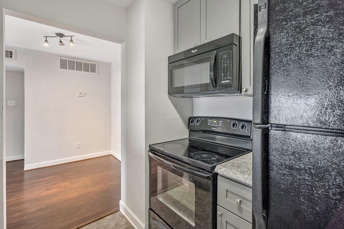 2800 Jeanetta Street, Unit 602 Houston, TX 77063 - Photo 17 of 29 a close view of a stove and a microwave