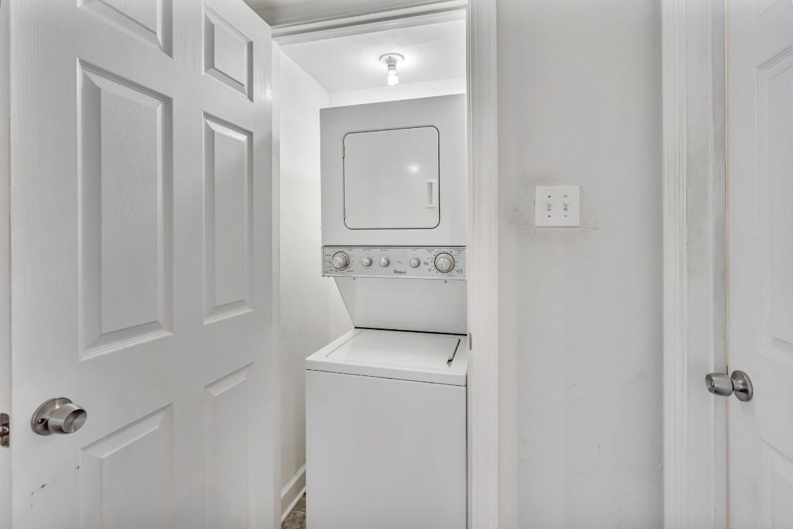 2800 Jeanetta Street, Unit 602 Houston, TX 77063 - Photo 22 of 29 a utility room with dryer and washer