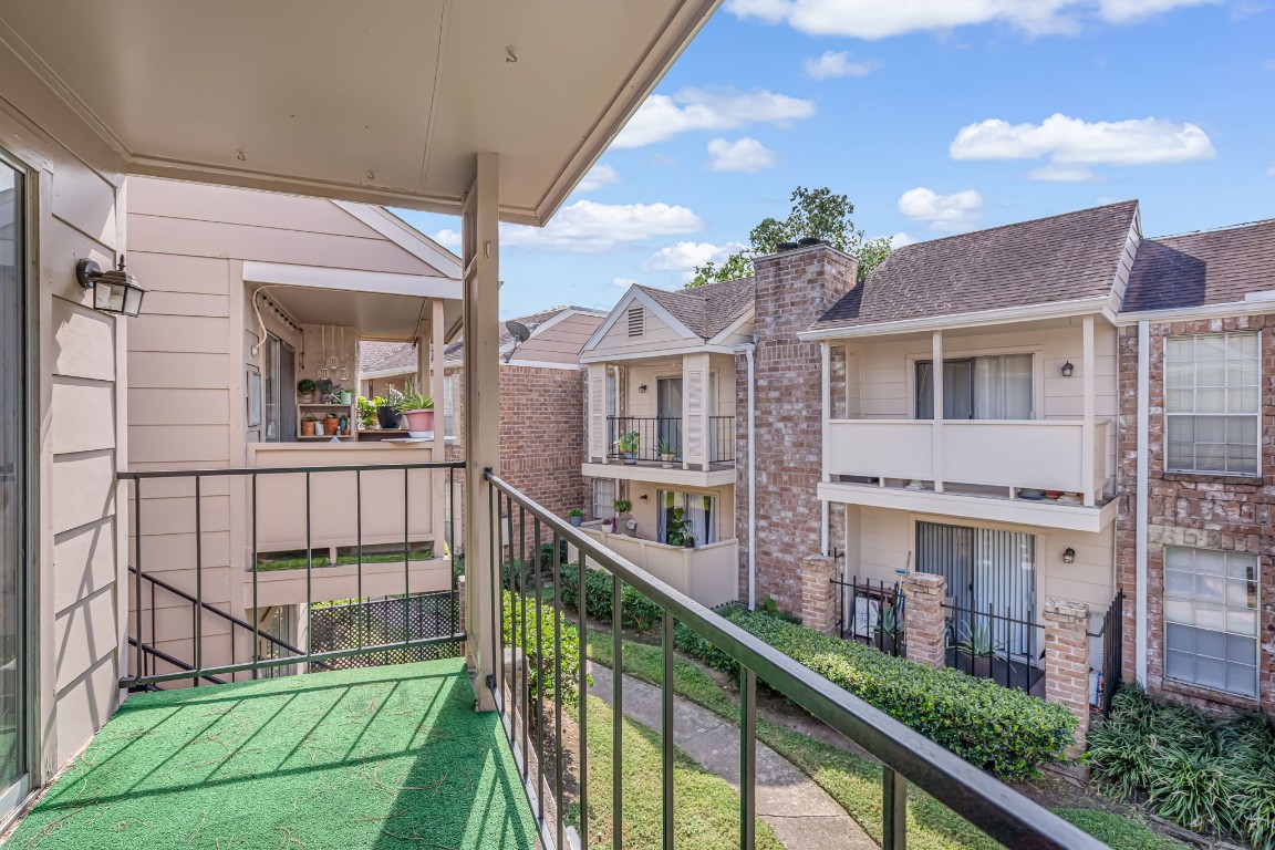 2800 Jeanetta Street, Unit 602 Houston, TX 77063 - Photo 29 of 29 a view of a brick building next to a yard