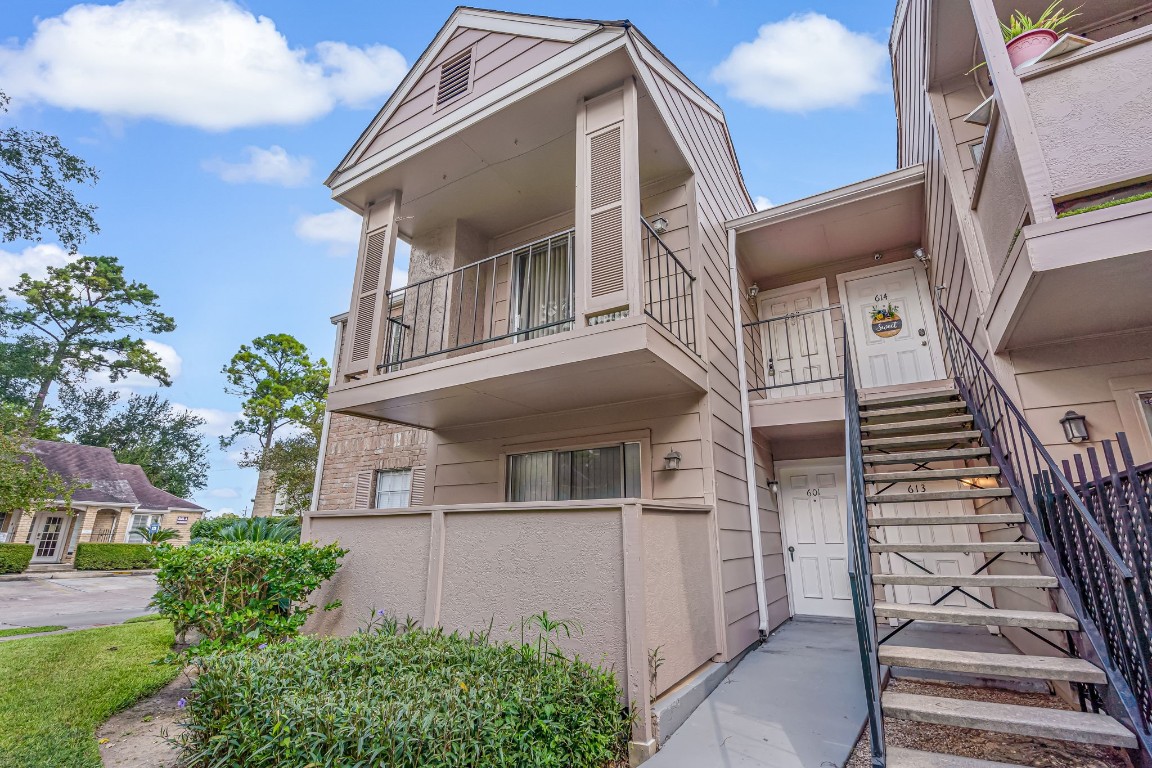 2800 Jeanetta Street, Unit 602 Houston, TX 77063 - Photo 4 of 29 a front view of a house with a garden